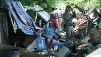 Bangunan semi permanen tersebut rata dengan tanah setelah dibongkar petugas.