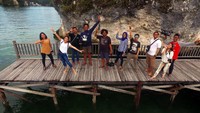 Foto: Kalau foto selfie masih terlalu mainstream, traveler bisa juga menerbangkan drone di sekitar Batu Pensil. Dijamin hasil fotonya pasti akan mengagumkan dan istimewa (Husni/Istimewa)