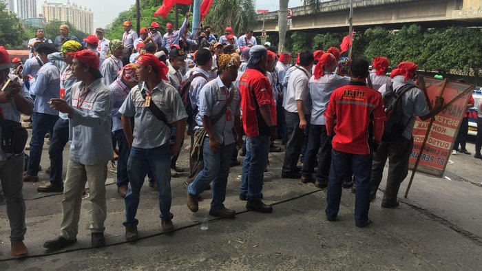 Ingin Outsourcing Dihapus, Sopir Truk Tangki Pertamina Plumpang Mogok Kerja