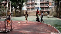 Sejumlah anak bermain futsal di lapangan yang dikelilingi pagar bambu, Selasa (1/11/2016).