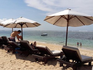 Nahas Sekali, Turis Tewas Tertusuk Payung Pantai yang Diterbang Angin