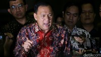 Agus Marto keluar gedung KPK usai diperiksa KPK.