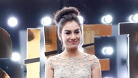 Dara kelahiran Cirebon itu selalu tersenyum kala berpose di depan kamera. Pool/Palevi S/detikFoto.