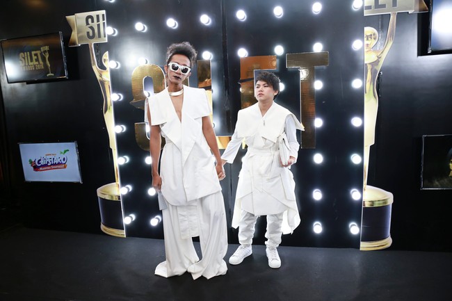 Aming Sugandhi dan Evelyn Nada Anjani kini memang sudah berpisah. Dulu pernikahan keduanya pun dilakukan secara tiba-tiba. Acara pernikahan keduanya yang berlangsung pada 2016 diketahui hanya dihadiri sejumlah keluarga dan teman terdekat. Ketika itu, sosok pasangan ini juga menarik publik karena Aming sering berpenampilan seperti wanita sedangkan istrinya tomboy. Foto: Palevi S/detikHOT