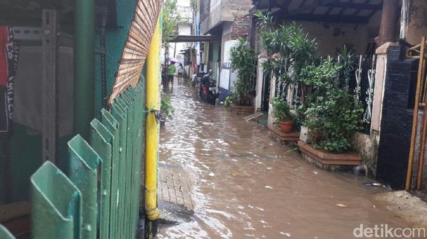 Hujan Deras, Permukiman Cipinang Jaktim Terendam Banjir