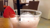 Tutup santapan dengan Milky Berry Mint. Minuman ini dibuat dari strawberry yang diblender bersama susu putih. Lalu ditambahkan daun mint. Segar creamy!