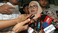 Siti memberikan keterangan sebelum meninggalkan gedung KPK.