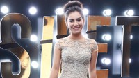 Irish Bella terlihat manis dengan dress putih dan gaya rambutnya. Pool/Palevi S/detikFoto.