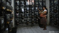 Seorang warga mengisi pulsa listrik di lantai dasar Rusun Benhil 2, Jl Penjernihan I, Pejompongan, Jakarta Pusat.