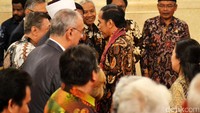 Jokowi menyalami peserta World Peace Forum, Selasa (1/11/2016).