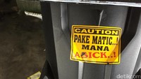 Stiker motor yang dipasang di sebuah motor sport. Foto: Dadan Kuswaraharja