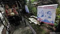 Sementara spanduk Anies-Sandi terlihat di sekitar Benhil, Jakarta Pusat, Selasa (1/11/2016).