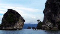 Foto: Di bukit kapur sekitar Batu Pensil, disediakan dermaga kayu yang bisa disandari kapal. Justru spot-spot dermaga ini adalah tempat terbaik untuk melihat Batu Pensil dari kejauhan (Wahyu/detikTravel)