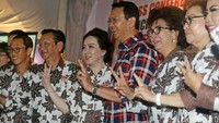 Ahok foto bersama tim pemenangan sambil mengacungkan dua jarinya.