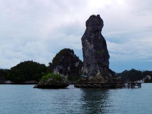 Batu Pensil Raksasa di Tengah Laut Raja Ampat