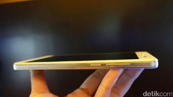 Ponsel ini hadir dengan bentang Layar 5,2 inch dengan teknologi FHD IPS Retina View. Dimensi 146 x 73 x 7,7 mm  Foto: detikINET/Rachmatunnisa