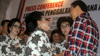 Ahok menyalami tim pemenangan.