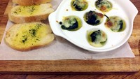 Escargot au Pesto ada dalam sajian pembuka. 6 daging bekicot diberi saus pesto yang wangi. Semakin enak karena dilengkapi French bread di sisiannya.