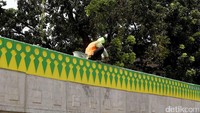 Warna hijau dan kuning dengan motif gigi balang semakin mempercantik jalan layang.