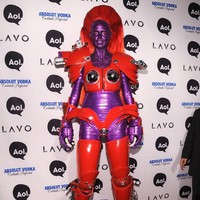 Memilih tema kostum futuristik untuk Halloween 2010, Heidi Klum bergaya bak robot alien dengan wajah penuh glitter yang berkilauan. Penampilan Heidi kali ini terlihat seperti kostum dari film sci-fi. (Foto: Getty Images)