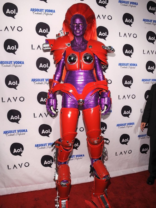 Memilih tema kostum futuristik untuk Halloween 2010, Heidi Klum bergaya bak robot alien dengan wajah penuh glitter yang berkilauan. Penampilan Heidi kali ini terlihat seperti kostum dari film sci-fi. (Foto: Getty Images)