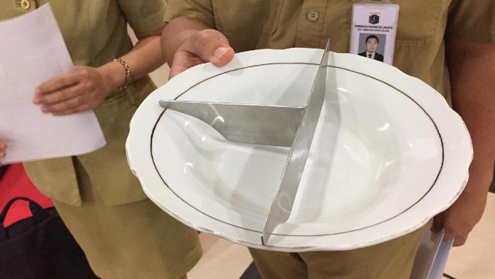 Plat Besi Ini Dibuat untuk Selamatkan Dokter-dokter Gemuk di Puskesmas