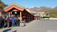 Selepas dari Forbidden City kami mengarah ke tembok besar China. Perjalanan dari Beijing menuju Tembok Besar China memakan waktu sekitar dua jam. Meskipun perjalanan lama plus kemacetan parah di China, namun begitu sampai rasa lelah terbayar karena keindahan pemandangan yang memesona (Elvan/detikTravel)