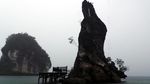 Batu Pensil Raksasa di Tengah Laut Raja Ampat