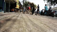 Trotoar tersebut juga diperlebar.