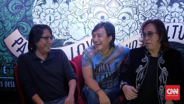 KLa Project mengaku bahwa Katon adalah 'dalang' di balik lirik-lirik band itu yang sastrawi.