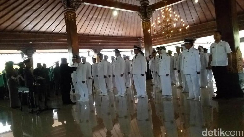 Didemo Warga, Pelantikan Serentak Kades di Gorontalo Ditunda Didemo Warga, Pelantikan Serentak Kades di Gorontalo Ditunda