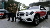 Deputy Director Marketing Communication Mercedes-Benz Indonesia Hari Arifianto (kanan) bersama Product Management Passenger Car Mercedes-Benz Indonesia Yudi Lesmana berpose sebelum menembus urban jungle Kota Jakarta, di Jakarta, Rabu (2/11/2016).