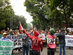 Ribuan Sopir Taksi Gelar Unjuk Rasa di Balai Kota Bandung