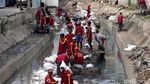 Pembersihan Lumpur di Sungai Surabaya
