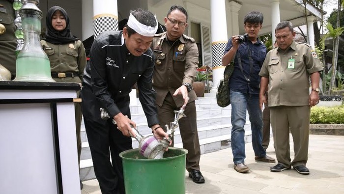 Bupati Dedi Hancurkan Puluhan Tabung Rokok Shisa