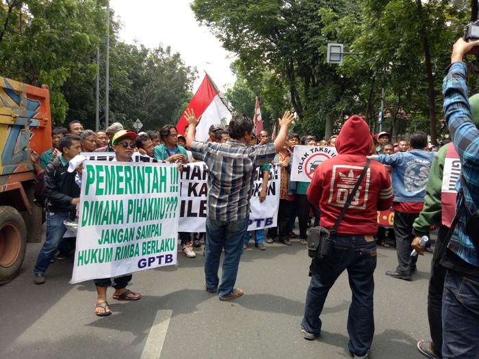 Sopir Taksi Demo di Balai Kota Bandung, Polisi Tutup Jalan Merdeka