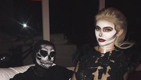 Mereka juga tampak mesra saat berpose dengan kostum seram namun seksi. (Dok. Instagram/kyliejenner)