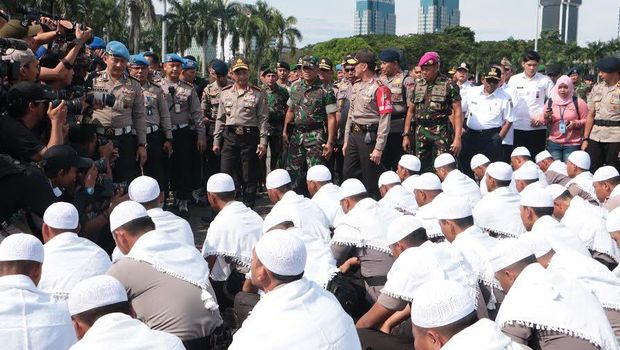 Kapolri dan Panglima TNI mengecek personel polisi bersorban dan berpeci putih.