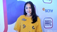 Ia terlihat memesona dengan dress kuning dan heels silver. Pool/Noel/detikFoto.