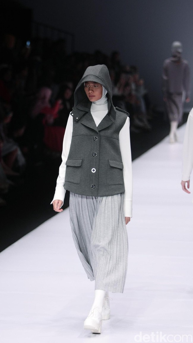 Busana Karya Desainer Rani Hatta mengangkat tema Spring/Summer 2017 Jakarta Fashion Week 2017. Senayan City. Jakarta. [Foto: Mohammad Abduh/Wolipop]