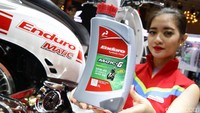 Ini juga cocok untuk motor matic baru yang membutuhkan kekentalan lebih. Karena ada yang dari awal mereka membutuhkan pelumas yang lebih kental. Dilihat dari kebutuhan pabrikannya, ujar Andria Nusa. Foto: Hasan Al Habshy