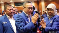 Ketua Umum DPP Partai Amanat Nasional (PAN) Zulkifli Hasan didampingi Ketua Fraksi PAN DPR, Mulfachri Harahap (kiri) disambut para peserta saat tiba di tempat acara Lokakarya nasional.