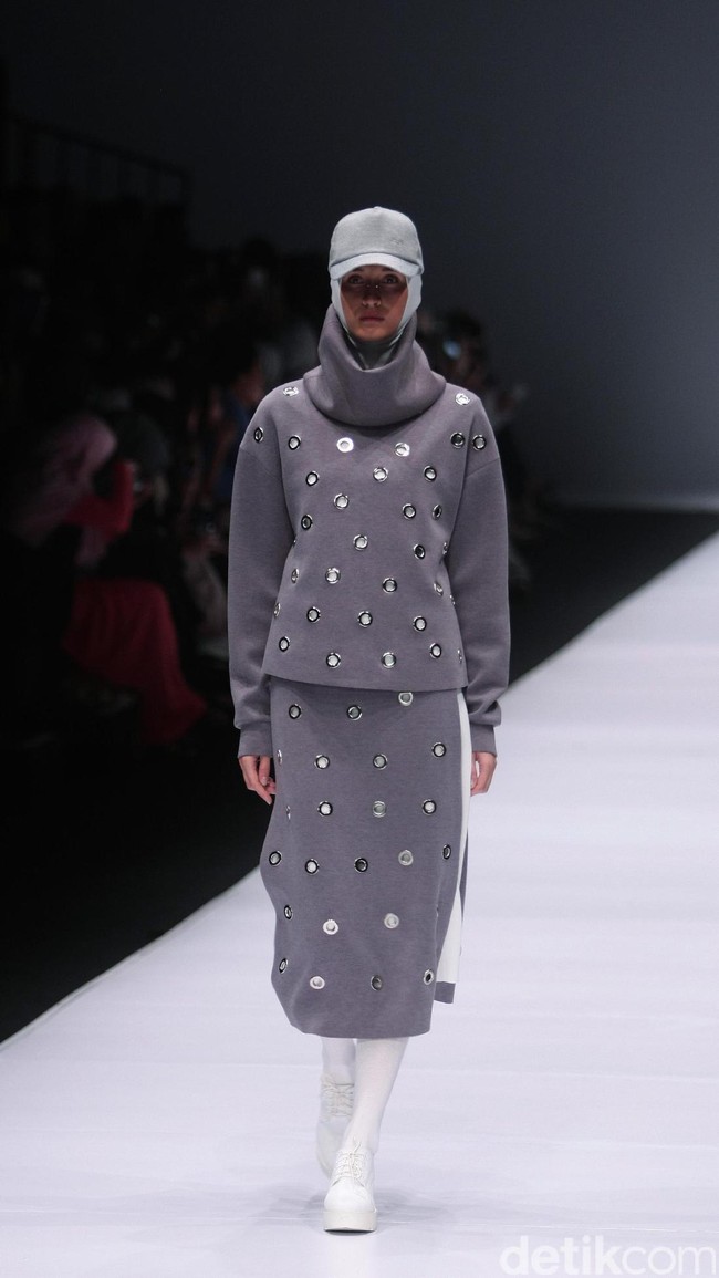 Busana Karya Desainer Rani Hatta mengangkat tema Spring/Summer 2017 Jakarta Fashion Week 2017. Senayan City. Jakarta. [Foto: Mohammad Abduh/Wolipop]