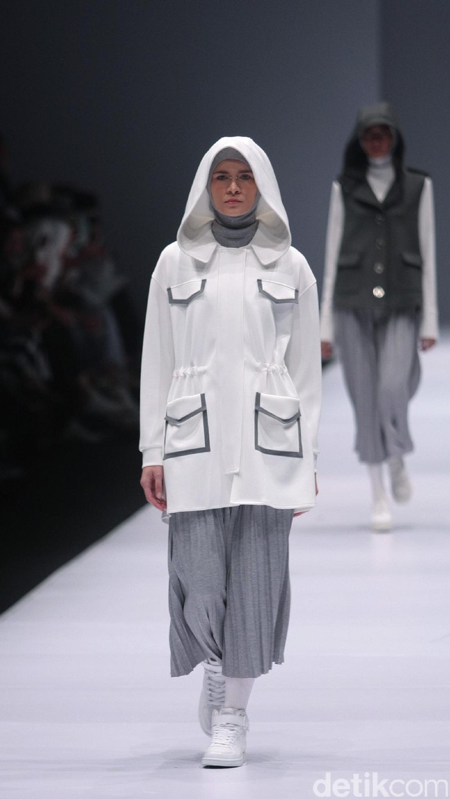 Busana Karya Desainer Rani Hatta mengangkat tema Spring/Summer 2017 Jakarta Fashion Week 2017. Senayan City. Jakarta. [Foto: Mohammad Abduh/Wolipop]
