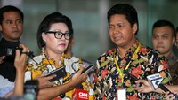 Ketua Komnas HAM Imdadun Rahmat (kanan) memberikan keterangan terkait pertemuan.