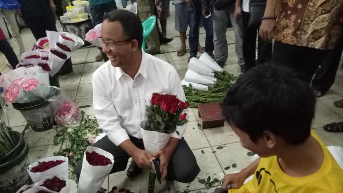 Dengar Curhat Pedagang Pasar Kembang, Anies Diberi Bunga Gratis