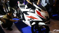 Pengunjung melihat motor GSX-R 150 milik Suzuki.