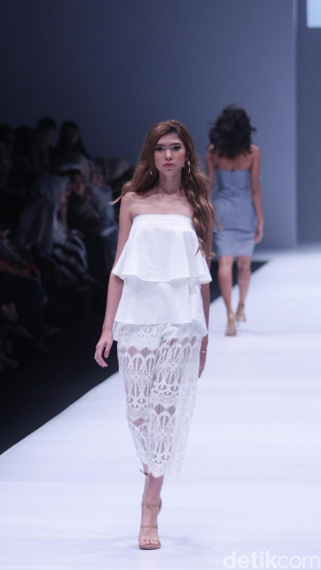 Koleksi dari Label brand Paulina Katarina mengangkat tema Wandertlust Jakarta Fashion Week 2017. di Senayan City. Jakarta. [Foto: Mohammad Abduh/Wolipop]