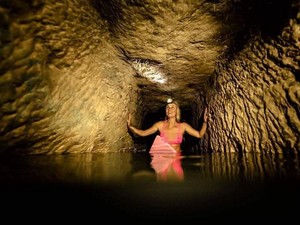 Ngeri! Wanita Ini Main Surfing di Makam Bawah Tanah Paris