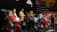 Manajemen PT Astra Honda Motor berpose dengan CBR1000RR, CBR250RR dan RC213V-S.